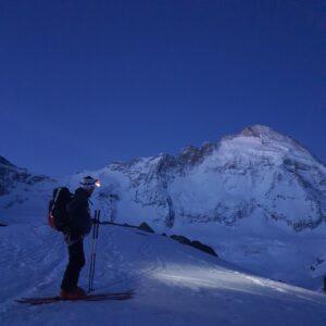 Fin de journée sur la Haute Route à ski de randonnée
