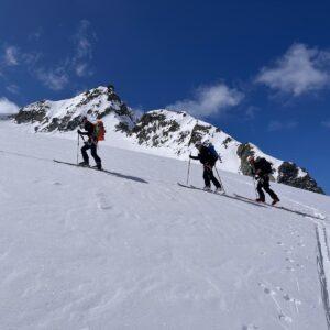 Skieurs à randonnée sur la haute route