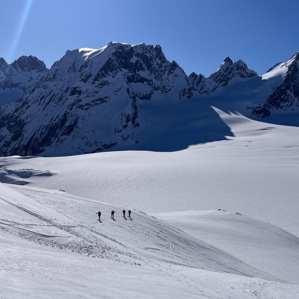 Paysages de la Haute Route à ski de randonnée en groupe