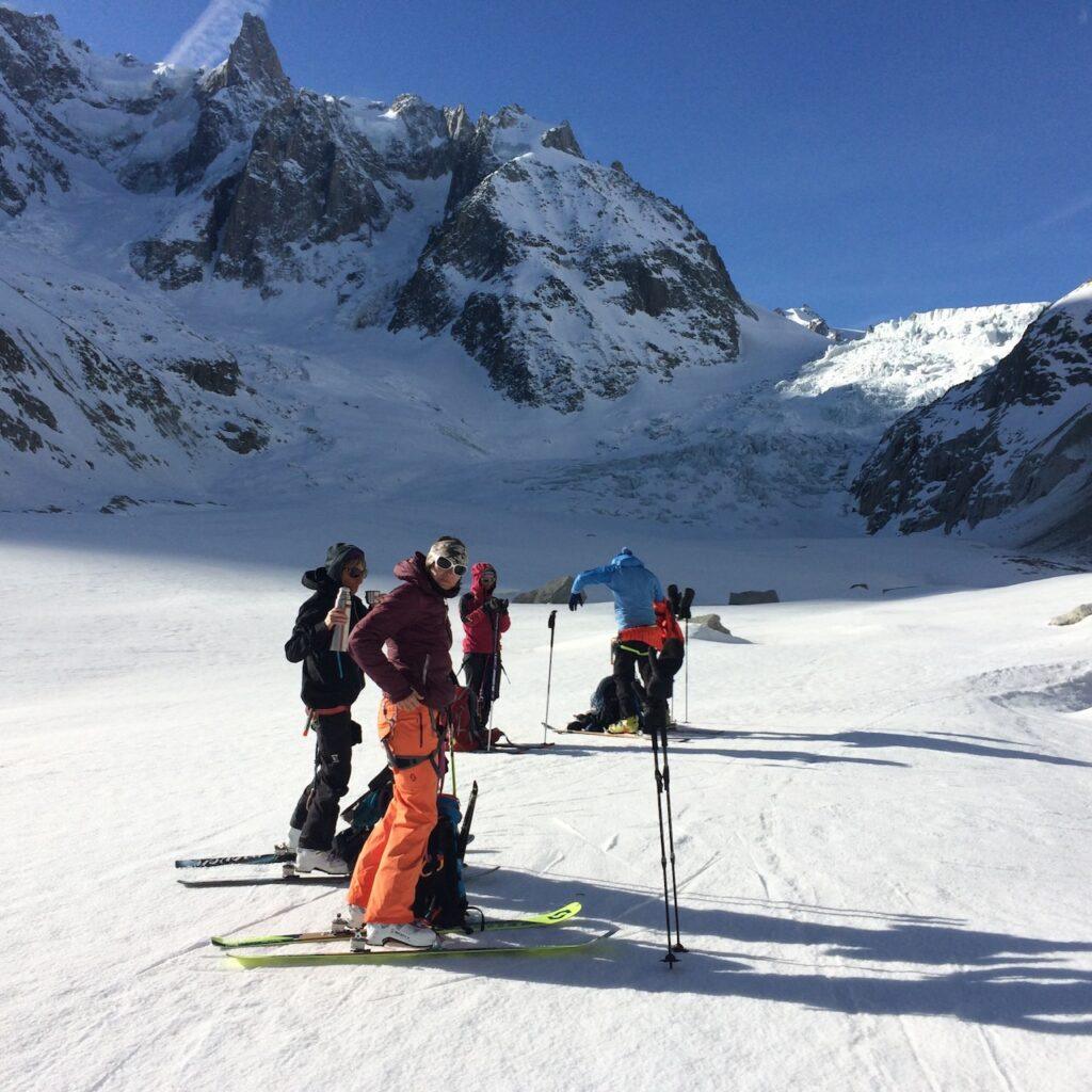 Groupe de skieurs de randonnée sur la Haute Route