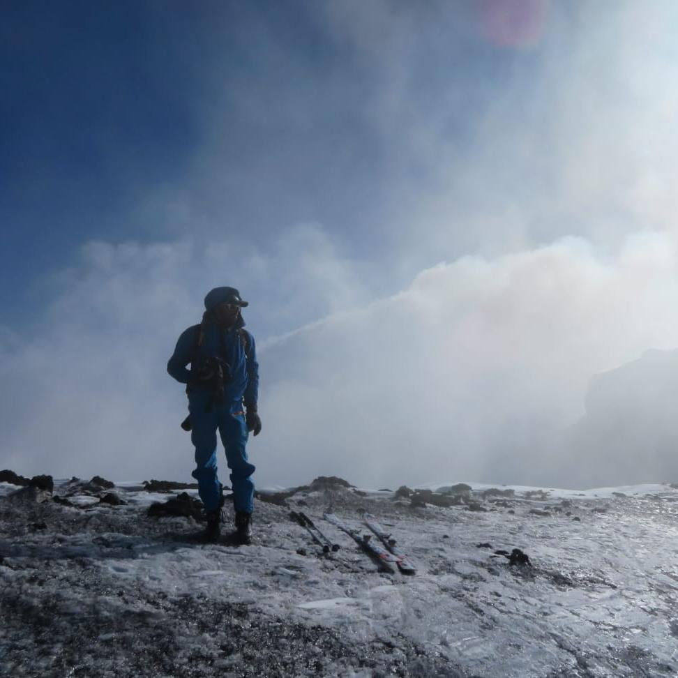 Skieur randonnée Sommet Etna Sicile