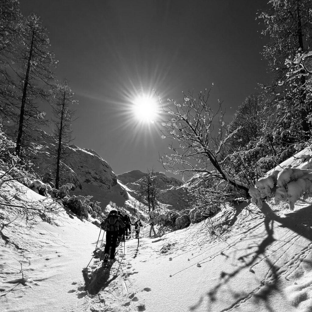 Randonneurs à ski en Slovénie l'hiver